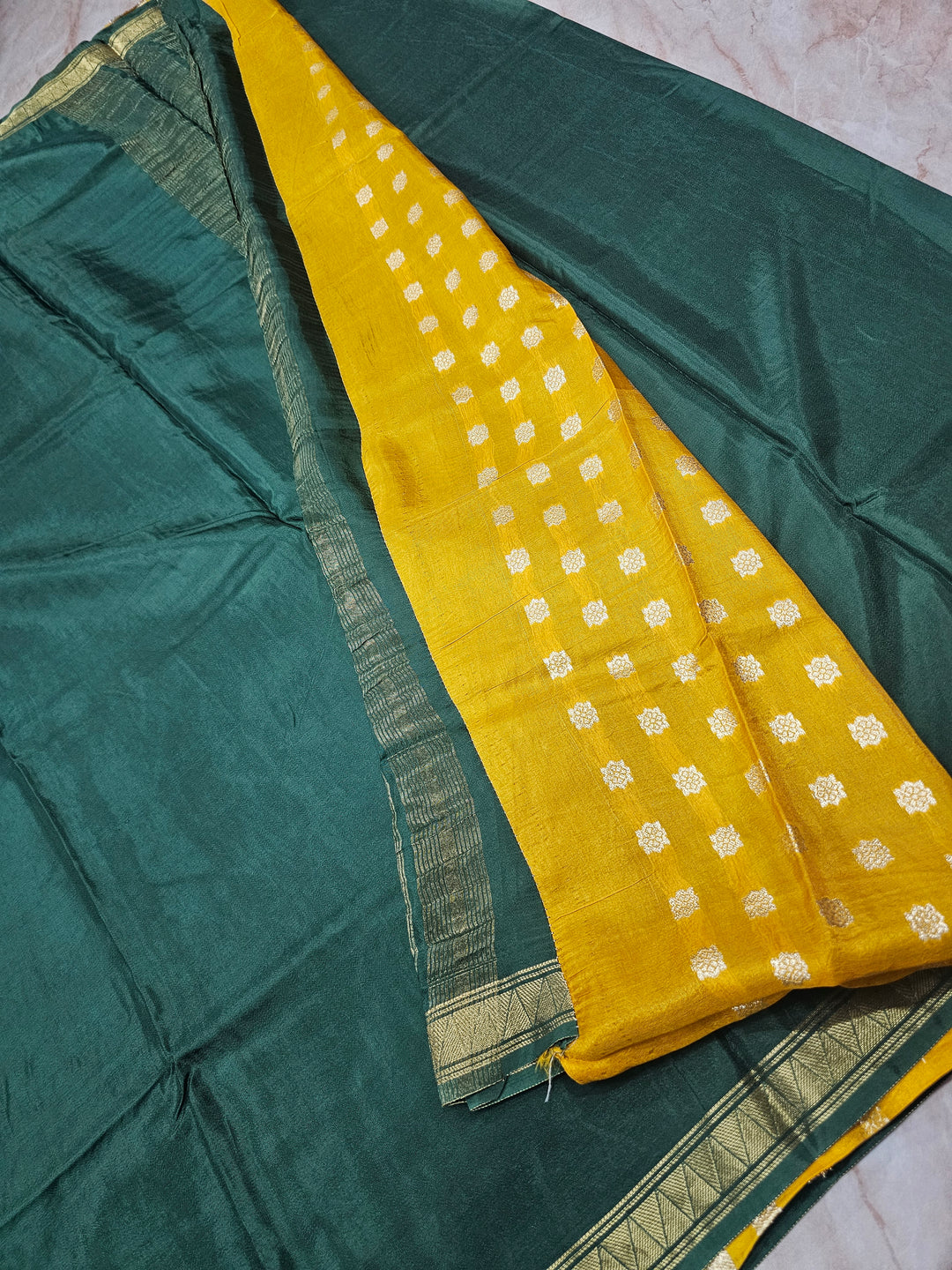 VISCOS IN BOTTLE GREEN WITH NARROW BORDER – The Royal Silk™